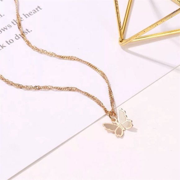 le chic Jewelry - Vintage Metallic Gold Butterfly Pendant Necklace